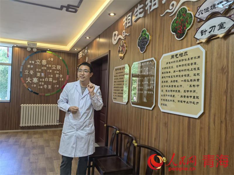 馬房健正在為來訪者介紹衛(wèi)生院的特色診療服務(wù)。人民網(wǎng) 馬可欣攝