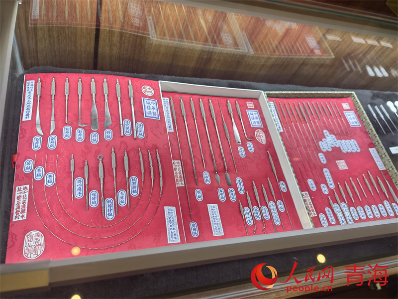韻家口鎮(zhèn)衛(wèi)生院中醫(yī)針灸器具展示。人民網(wǎng) 馬可欣攝