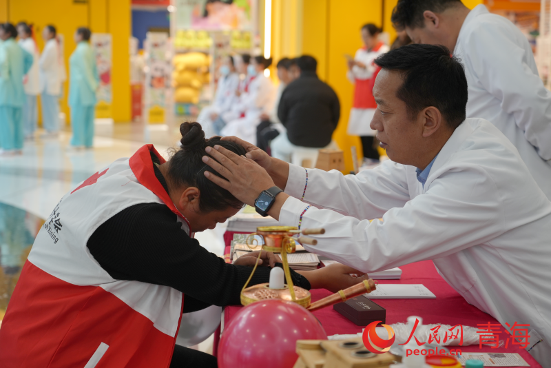 城東區(qū)在商場舉辦“中藏醫(yī)康養(yǎng)集市”活動。人民網(wǎng) 馬可欣攝