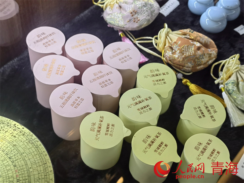 韻家口鎮(zhèn)衛(wèi)生院推出的中藥茶飲。人民網(wǎng) 馬可欣攝