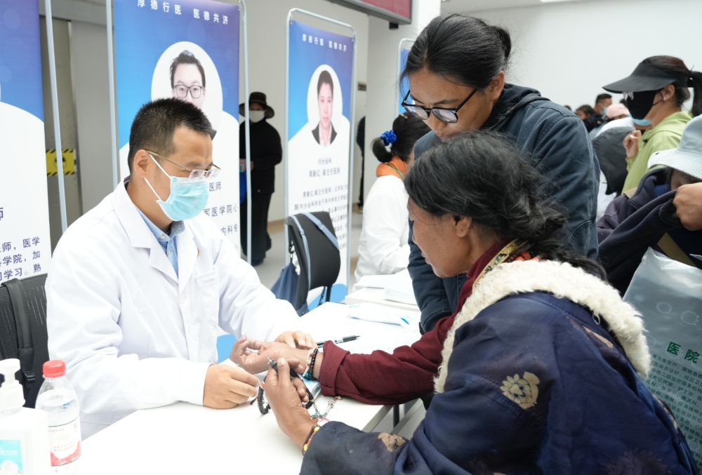 北京醫(yī)療專家為瑪多縣當?shù)厝罕娫\療。雒文清攝