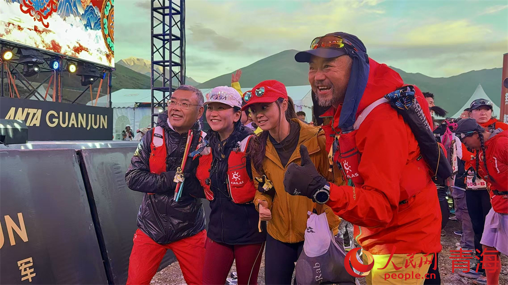 運動員賽前合影。人民網(wǎng) 況玉攝