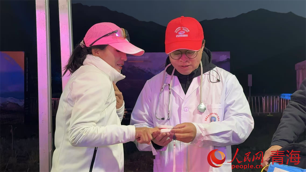 醫(yī)護(hù)人員為運(yùn)動(dòng)員測(cè)量血氧。人民網(wǎng) 況玉攝