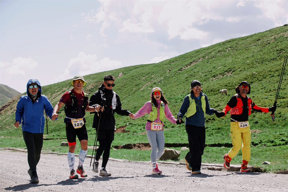 并肩前行。賽事組委會(huì)供圖