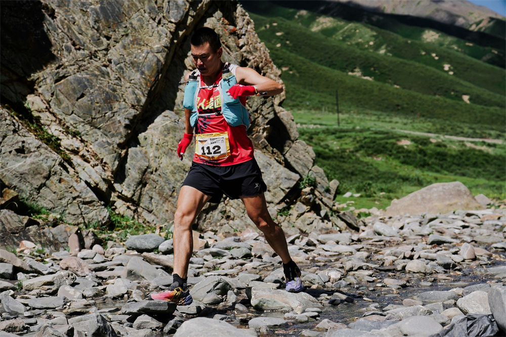運動員奔跑在山間。賽事組委會供圖