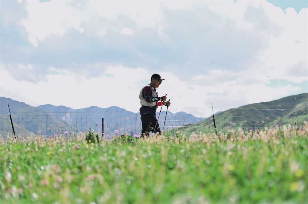 運動員穿越花海。賽事組委會供圖