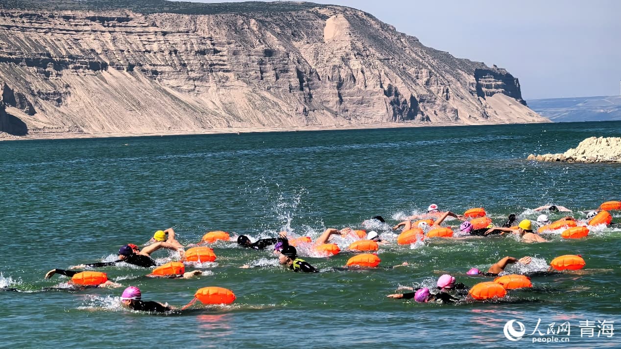 選手擊水競(jìng)逐。實(shí)習(xí)生 張秀青攝