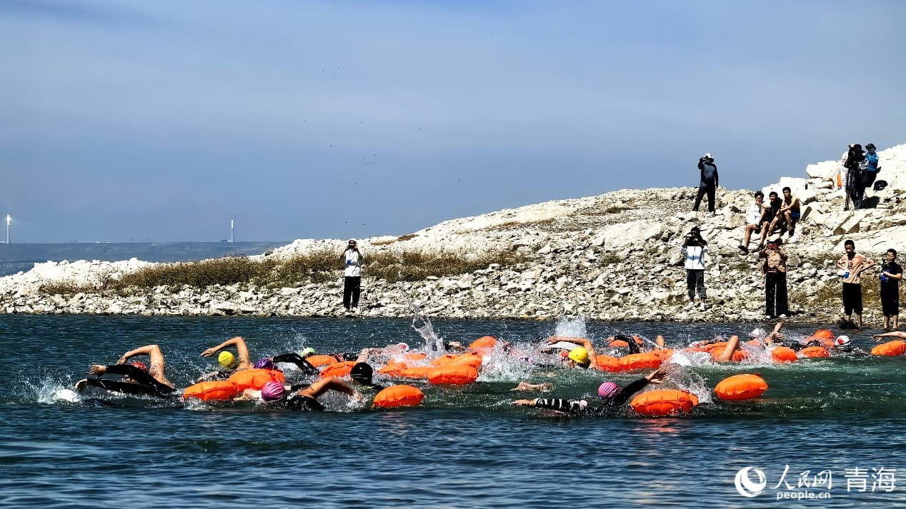 選手擊水競逐。實(shí)習(xí)生 張秀青攝