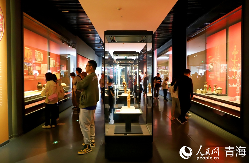 游客參觀青海省博物館。人民網(wǎng) 馬可欣攝