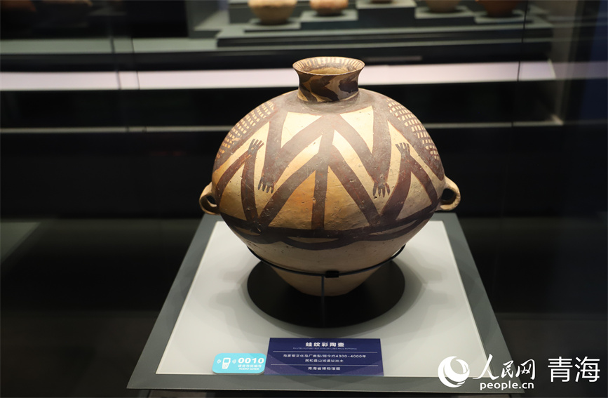 博物館內(nèi)的蛙紋彩陶壺。人民網(wǎng) 馬可欣攝