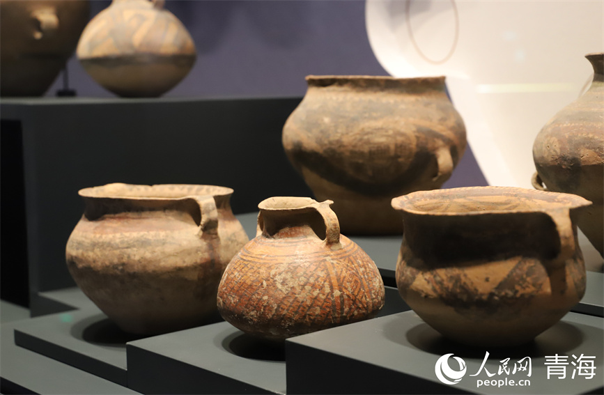 博物館內(nèi)展出的彩陶。人民網(wǎng) 馬可欣攝