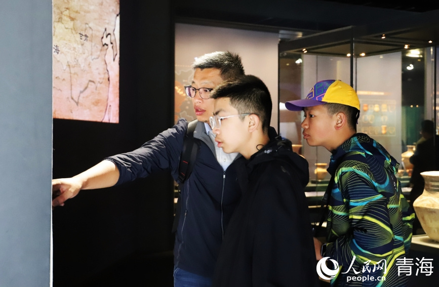 游客正在參觀交流。人民網(wǎng) 馬可欣攝