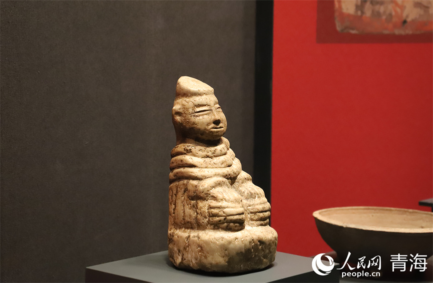 博物館內(nèi)展出的石人像。人民網(wǎng) 馬可欣攝