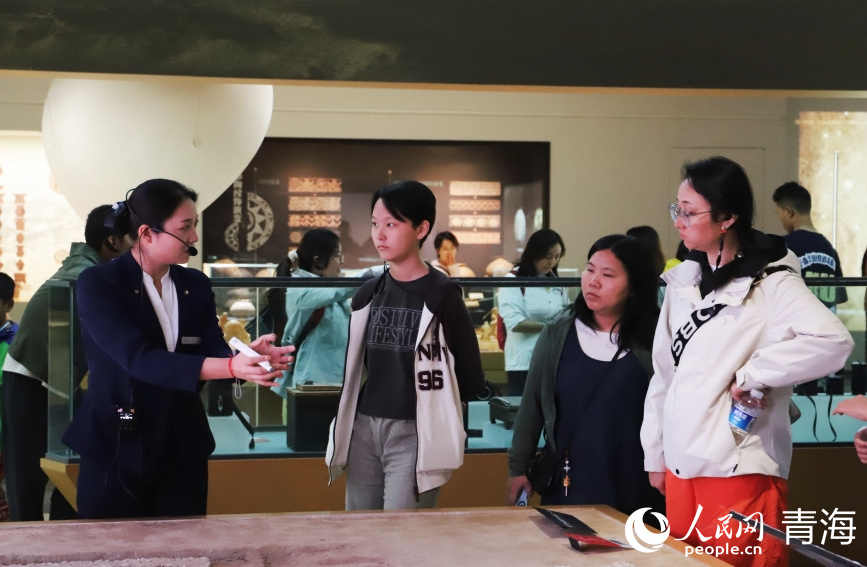 游客認(rèn)真聆聽講解。人民網(wǎng) 馬可欣攝