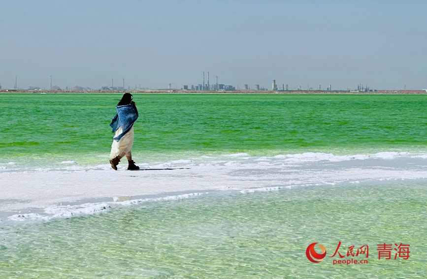 游客在察爾汗鹽湖。人民網(wǎng)記者 甘海瓊攝