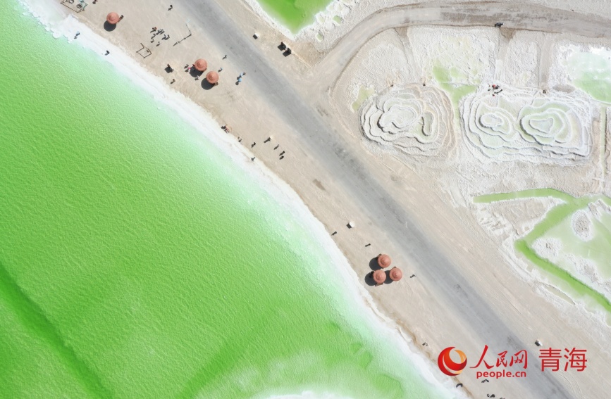 游客在察爾汗鹽湖。人民網(wǎng)記者 張力洋攝