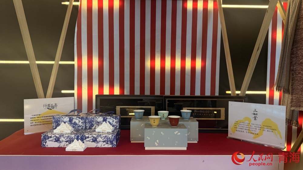 文創(chuàng)產(chǎn)品。人民網(wǎng) 況玉攝