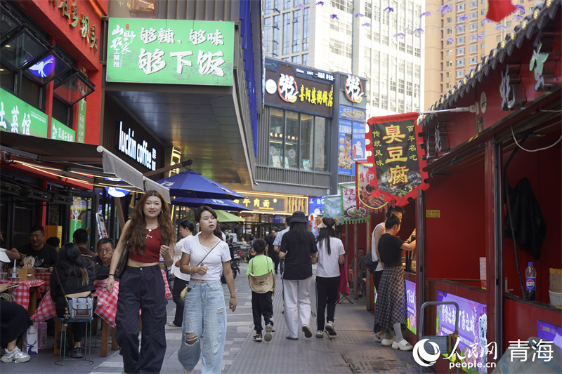西寧市城西區(qū)唐道637人文商業(yè)街區(qū)小吃街十分熱鬧。人民網(wǎng) 馬可欣攝