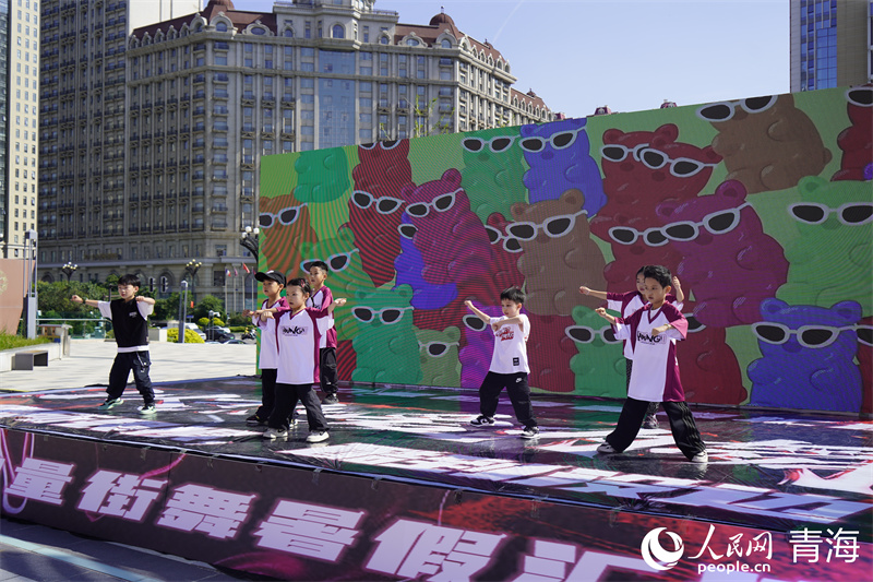 小朋友正在進行街舞匯演。人民網(wǎng) 馬可欣攝