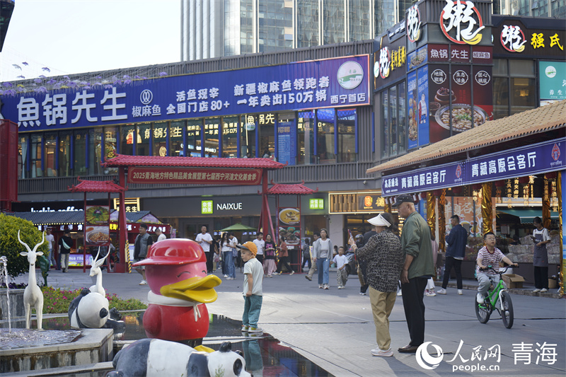 游客在商業(yè)街內(nèi)拍照打卡。人民網(wǎng) 馬可欣攝