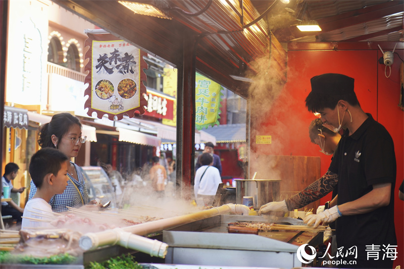 游客正在購買特色美食。人民網 馬可欣攝