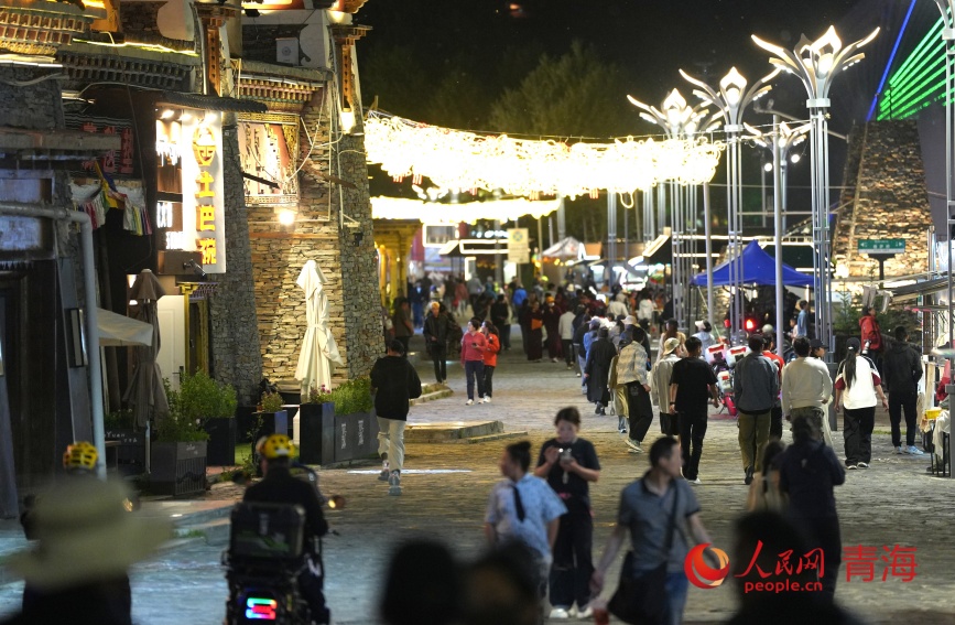 游客在玉樹(shù)巴塘河畔步行街。人民網(wǎng)記者 甘海瓊攝