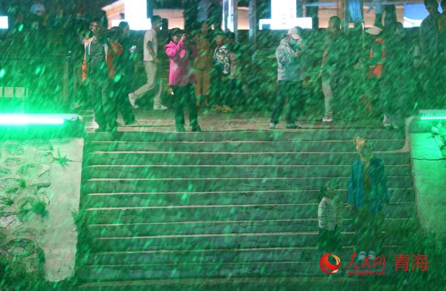 游客在玉樹巴塘河畔。人民網(wǎng)記者 甘海瓊攝