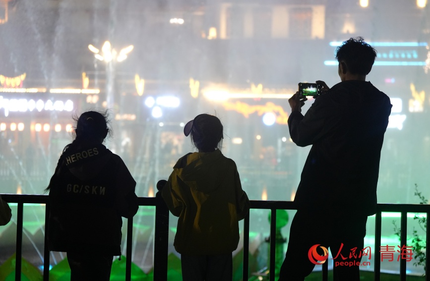 游客在玉樹(shù)巴塘河畔。人民網(wǎng)記者 甘海瓊攝