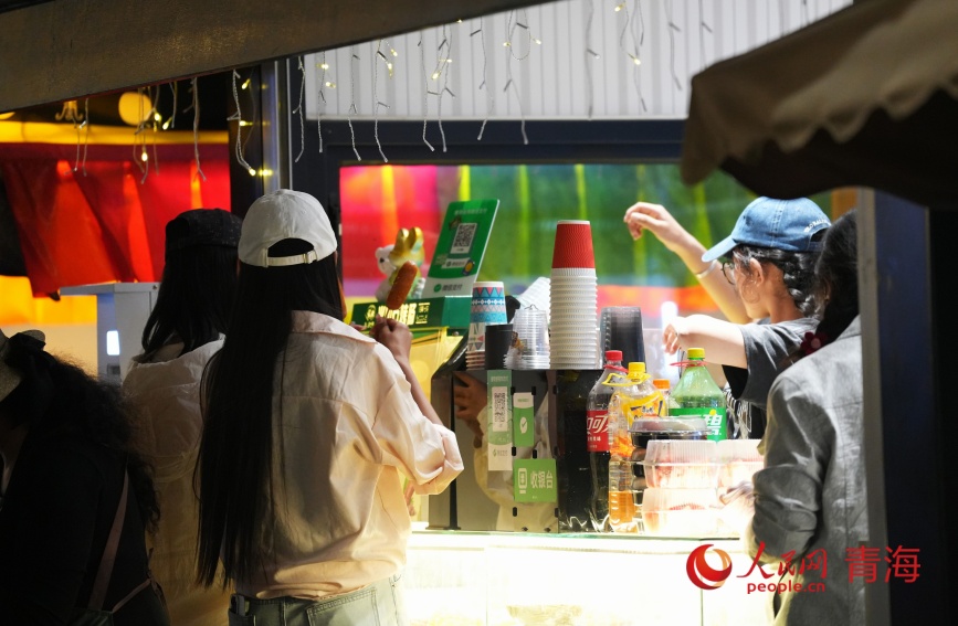 康巴步行街的商戶。人民網(wǎng)記者 甘海瓊攝