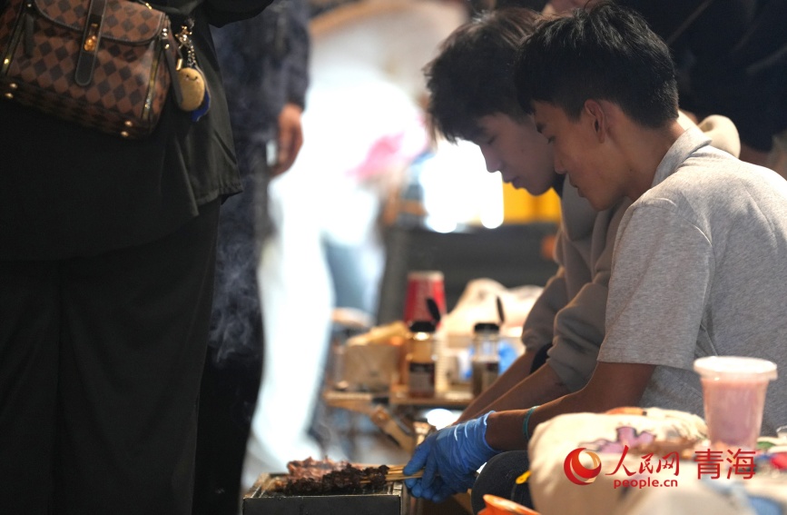 康巴步行街的商戶。人民網(wǎng)記者 甘海瓊攝