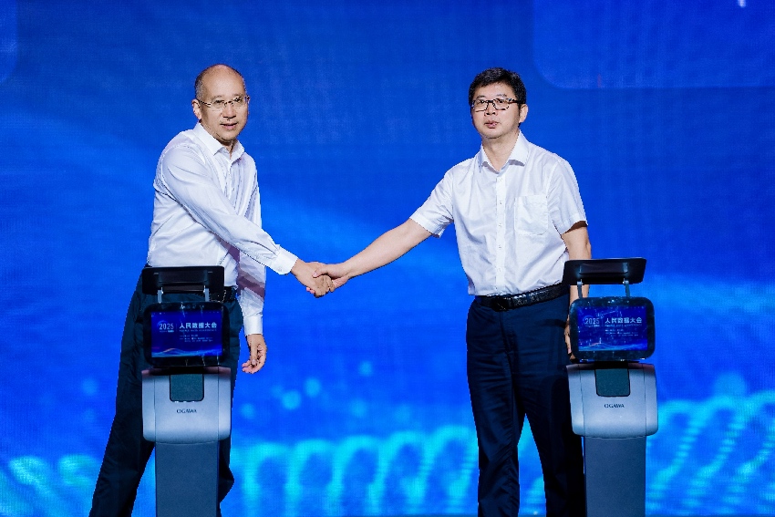 8月26日，在2025人民數(shù)據(jù)大會(huì)現(xiàn)場(chǎng)，四川省巴中市人民政府與人民網(wǎng)股份有限公司簽署戰(zhàn)略合作協(xié)議。主辦方供圖