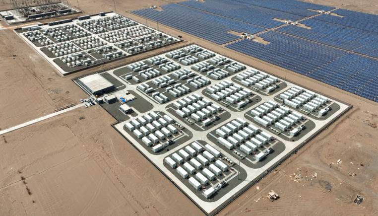 位于青海省海西蒙古族藏族州格爾木市的寶庫(kù)儲(chǔ)能電站。 朱毅然攝