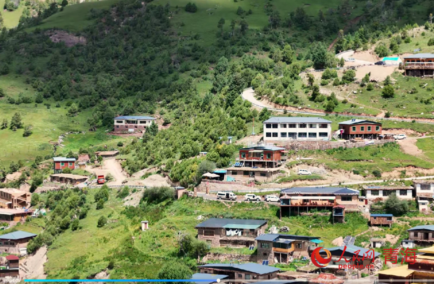 峽谷深處的村落。人民網(wǎng)記者 甘海瓊攝