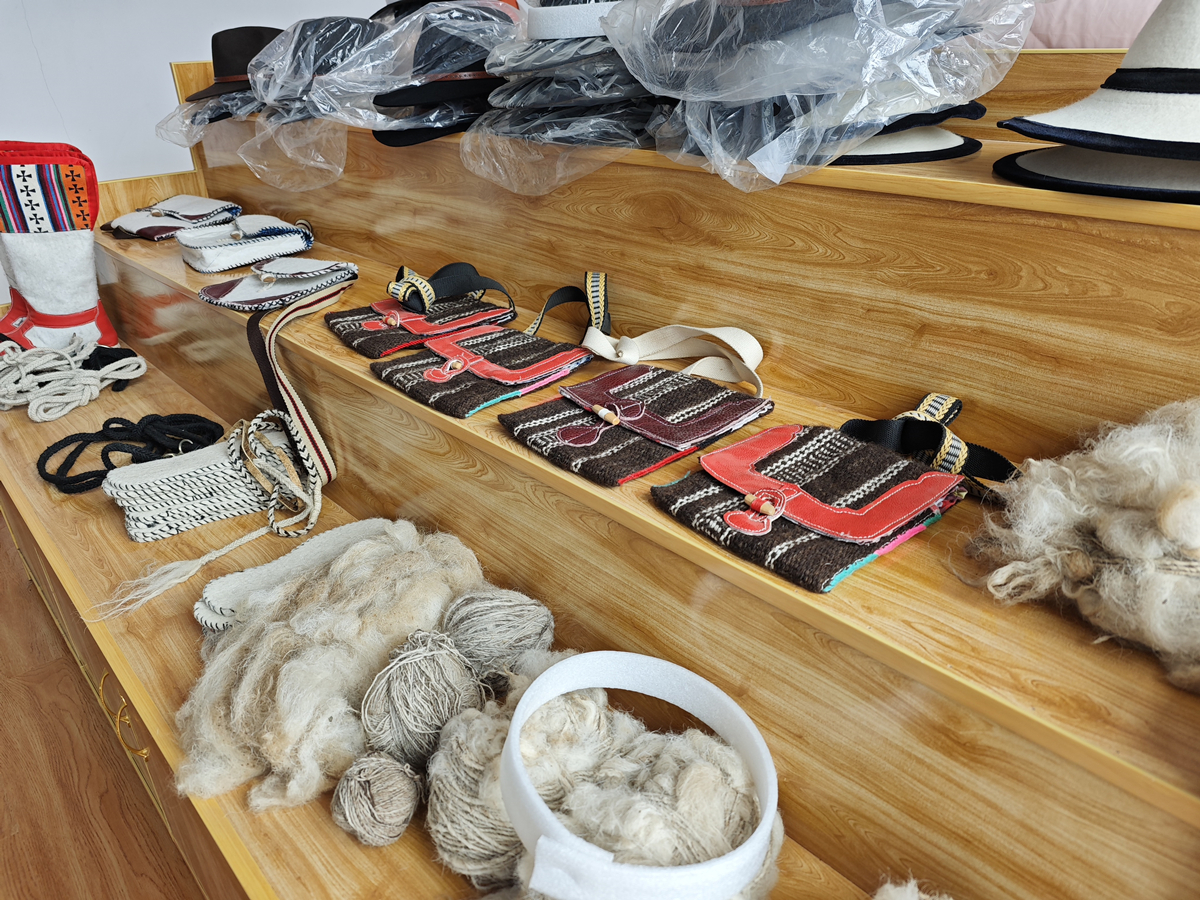 澤庫縣和日鎮(zhèn)吉龍村生態(tài)有機畜牧專業(yè)合作社手工制品