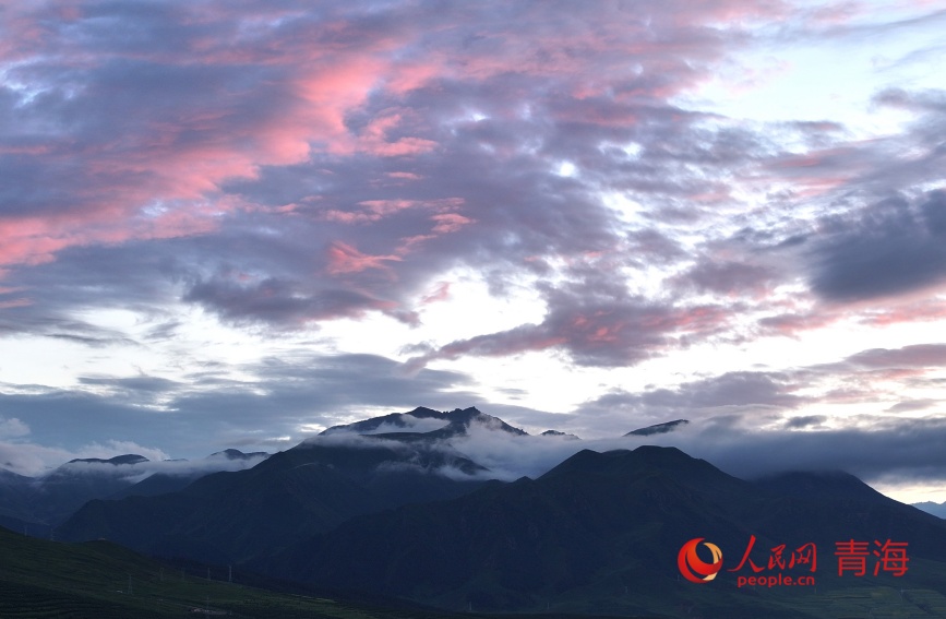 祁連山的晚霞。人民網(wǎng)記者 甘海瓊攝