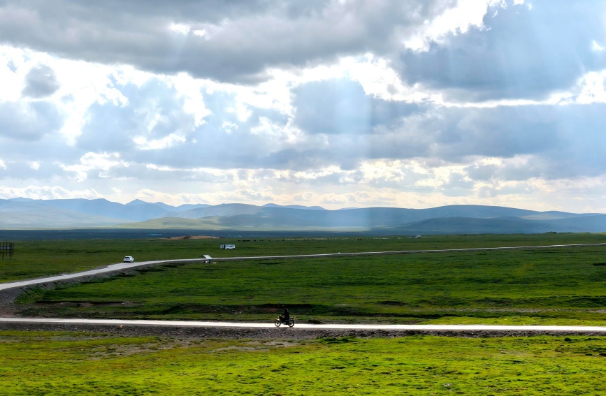 祁連山下好牧場(chǎng)。仁青多杰攝