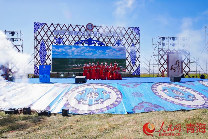 文藝演出。人民網(wǎng) 況玉攝