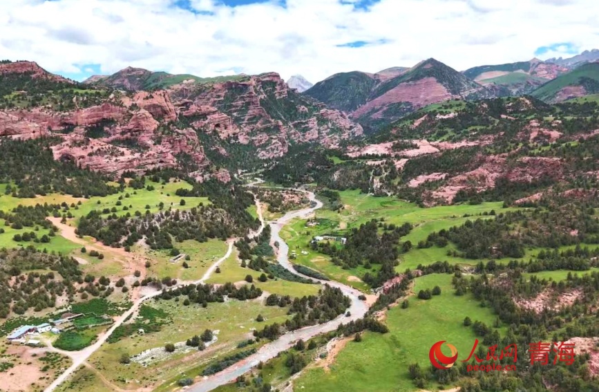 昂賽大峽谷丹霞地貌。人民網(wǎng)記者 劉寧攝