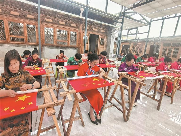 針線(xiàn)穿梭間，青繡與抗戰(zhàn)老兵的閱兵之約