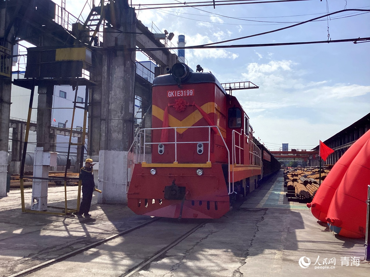 等待發(fā)車的運(yùn)輸列車。實(shí)習(xí)生 李英杰攝