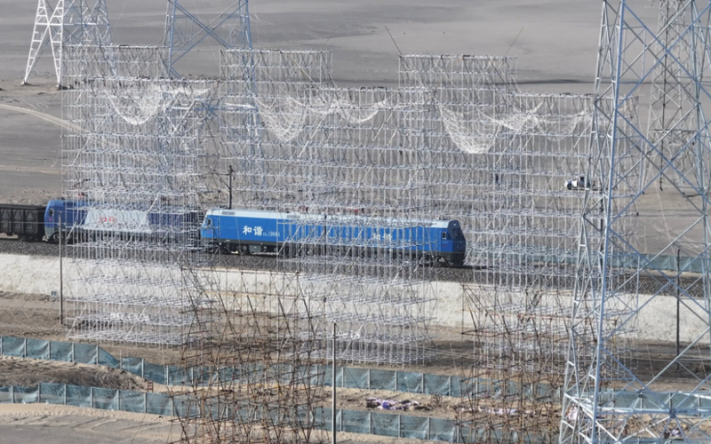 羚羊-昆侖山750千伏線(xiàn)路工程4標(biāo)跨越格庫(kù)鐵路架線(xiàn)施工完成