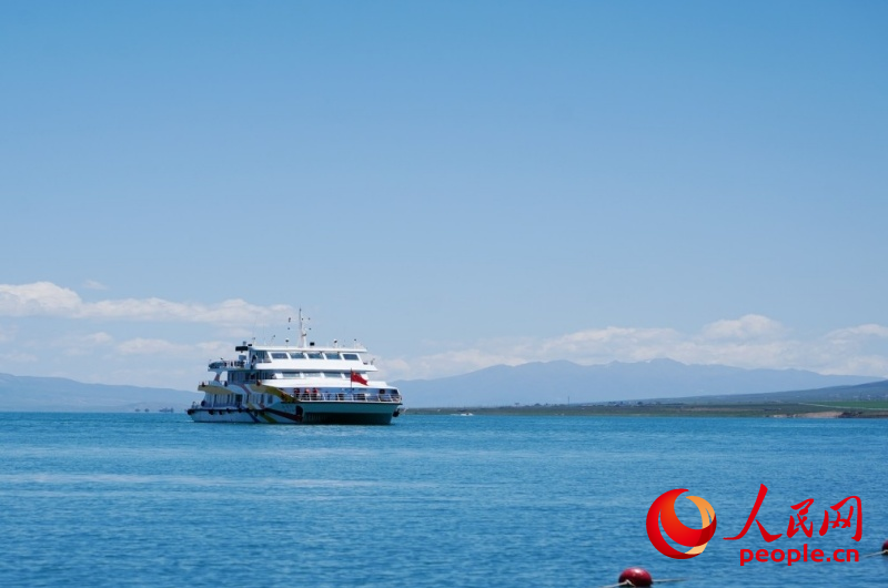 碧波蕩漾青海湖。人民網(wǎng) 顧斐菲攝