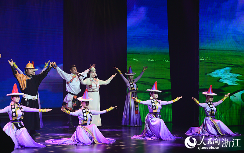 民族舞表演。人民網(wǎng)記者 艾宇韜攝