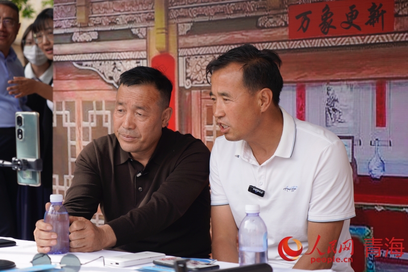 仙米村移風(fēng)易俗直播間正在直播。人民網(wǎng) 馬可欣攝