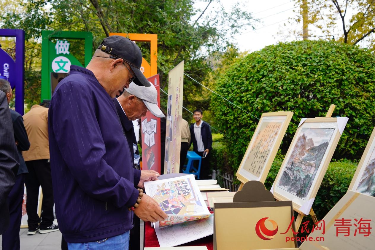 當(dāng)?shù)鼐用裾谖拿骷杏^展。人民網(wǎng) 馬可欣攝