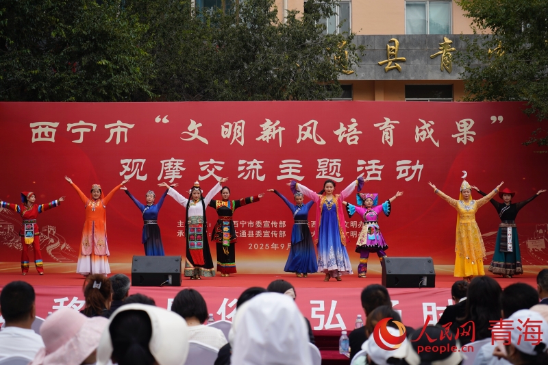 西寧市“文明新風(fēng)培育成果”觀摩主題活動文藝匯演現(xiàn)場。人民網(wǎng) 馬可欣攝