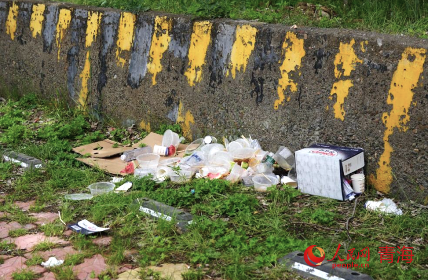 尖扎縣康楊鎮(zhèn)城上村停車場垃圾未能及時清理。人民網(wǎng) 馬可欣攝