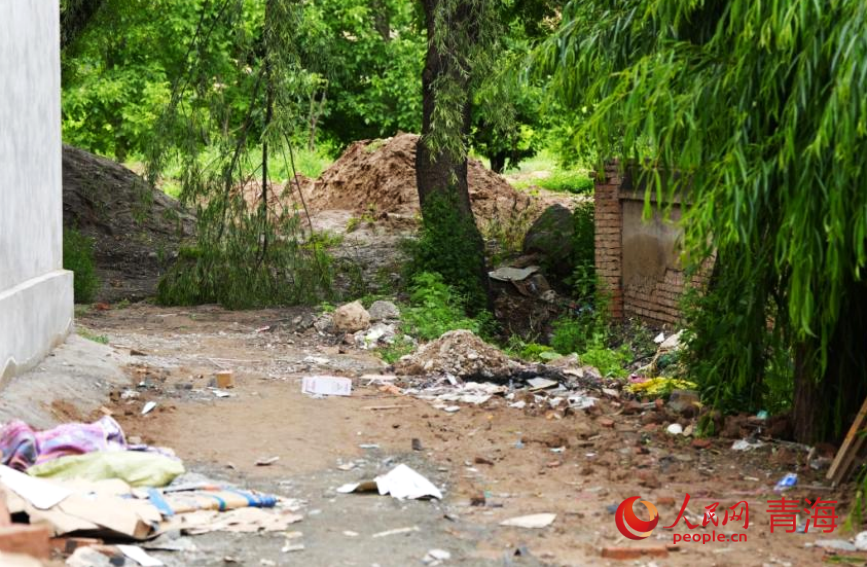 尖扎縣昂拉鄉(xiāng)尖巴昂村衛(wèi)生院旁的巷道里垃圾散落。人民網(wǎng) 馬可欣攝