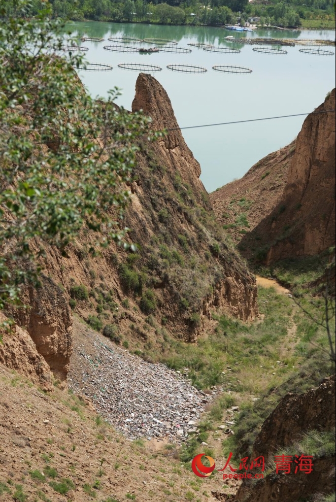尖扎縣崖灣村附近建筑垃圾傾倒在溝壑里，而這條溝壑與黃河直接連通。人民網(wǎng) 馬可欣攝
