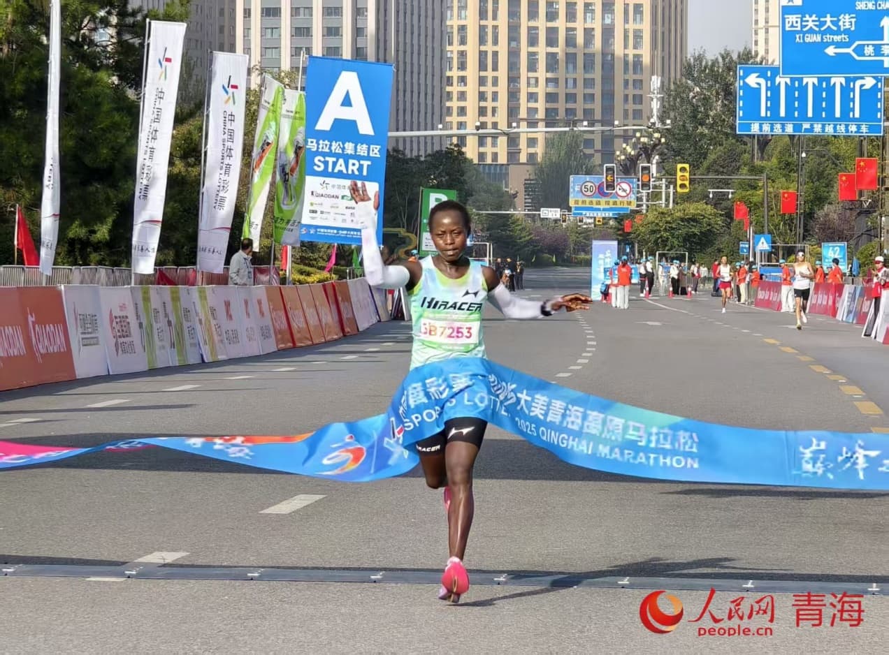 一騎絕塵！女子半馬冠軍全速沖線。 實習(xí)生 孟啟昇攝